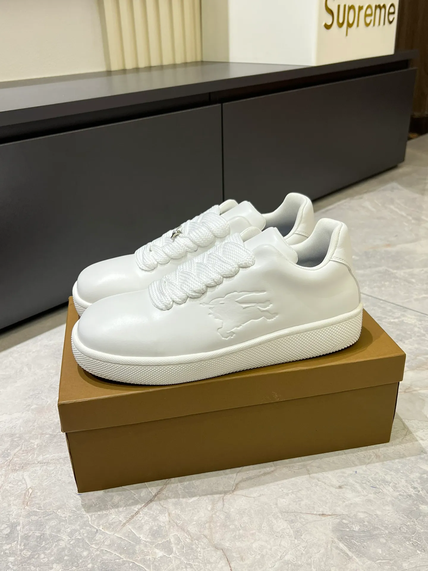 Men's shoes 💰p400 "Burberr*" new thick-soled men's casual sports shoes, cool sneakers and bread shoes, originally purchased and developed, the top version of the Box series sports shoes, made of smooth calfskin fabric, embellished with embossed Equestrian Knight logo (EKD). Made of mesh lining, the laces are decorated with metal coils, the rubber soles are decorated with the Burberry letter logo, and the original molded 3.5CM two-color T men's shoes 💰pU outsole! Male 38-44 (45 customized)